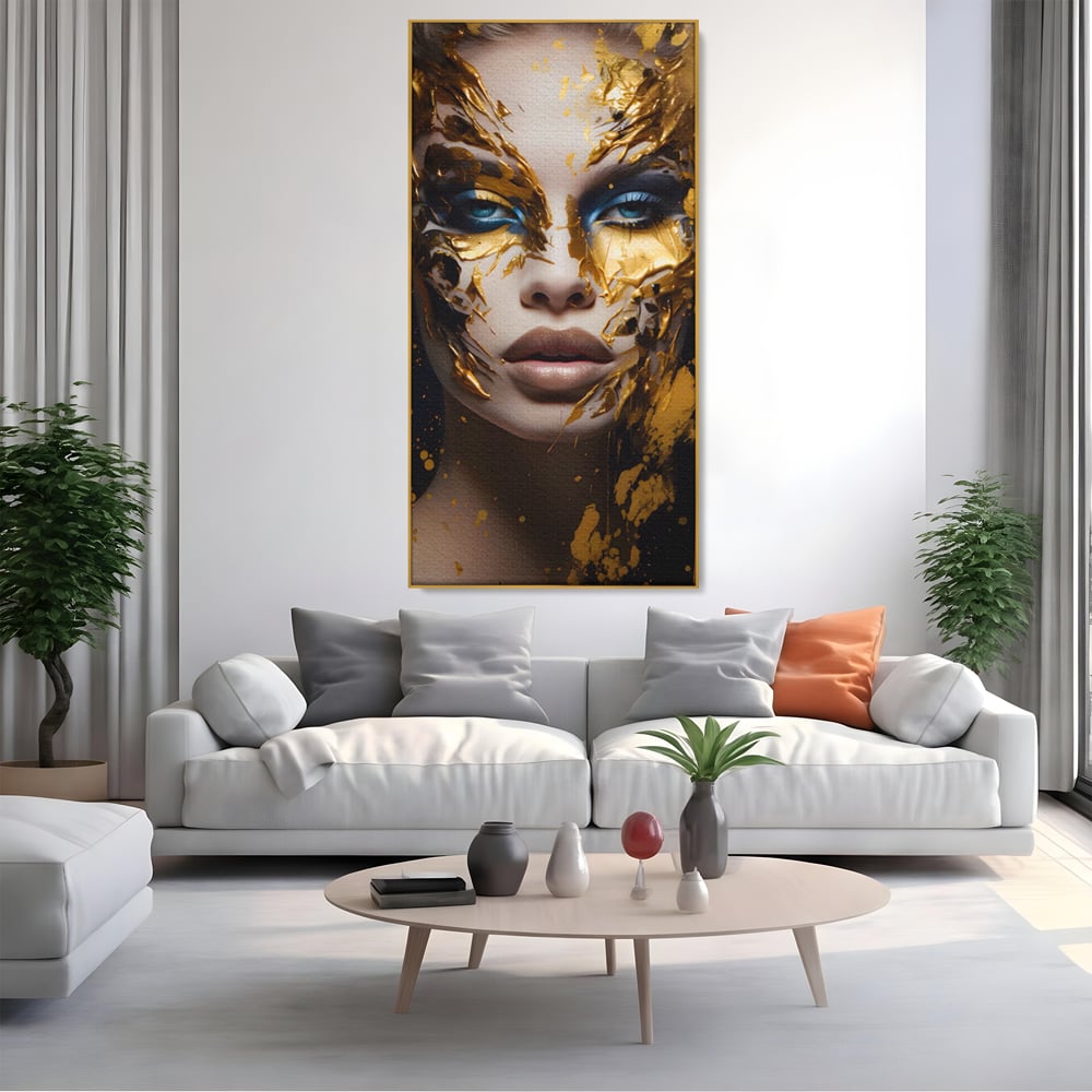 Tablou canvas cu tablou canvas cu portret de femeie si foita de aur, in rama de aluminiu auriu, pe perete intr-un living